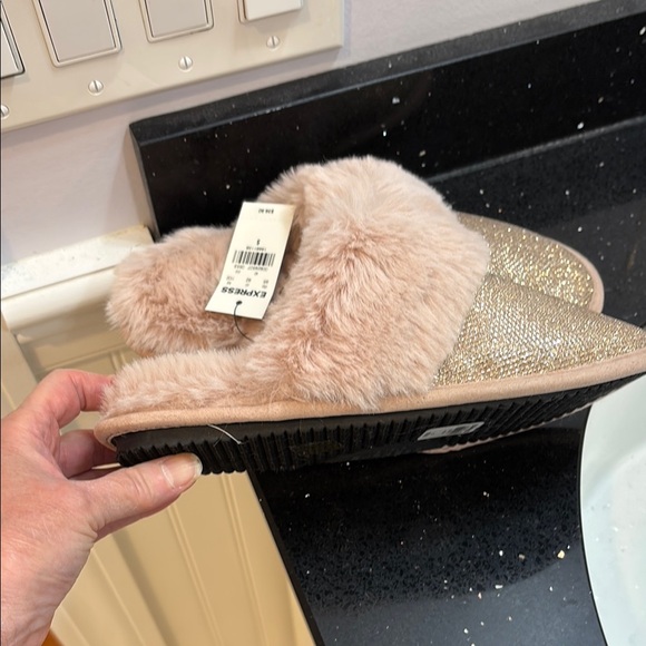 NWT Express Gold Women's Slippers - Picture 6 of 9